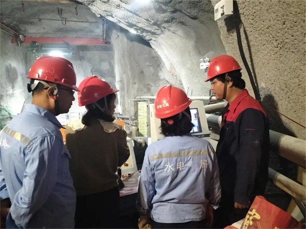 直击安装现场｜黄瓜视频污污污下载精工精匠，筑起水电系统生产安全堡垒！